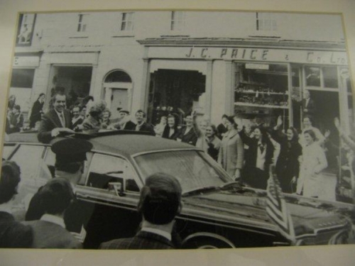 127132618420_nixoninnewbridge